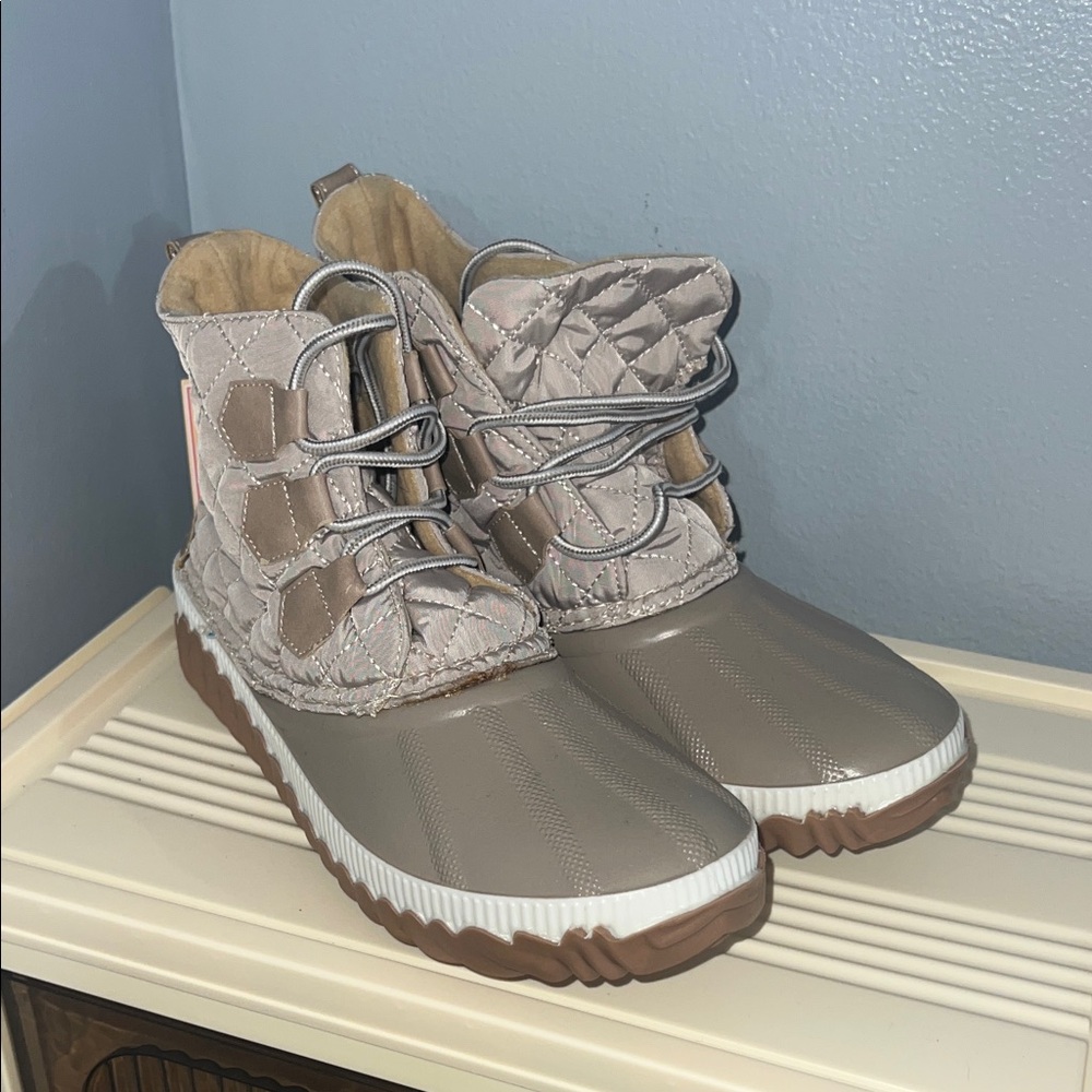 Avanti NWT  Quilted Boots in Tan
